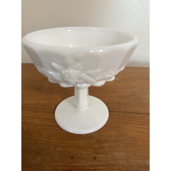 Vtg Westmoreland Milk‎ Glass Panelled Grape Compote Berry Ice Cream Dish 4 1/2" - Picture 1 of 3